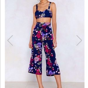 ‼️LAST CHANCE! DONATING FRIDAY 11/3‼️ Nasty Gal | Floral Crop Top and Pant Set